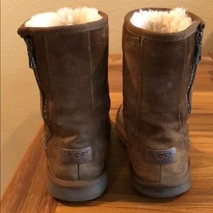 Ugg Short Tan/Brown Sued Boot - size 6